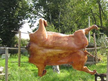 Поросёнок жаренный на вертеле